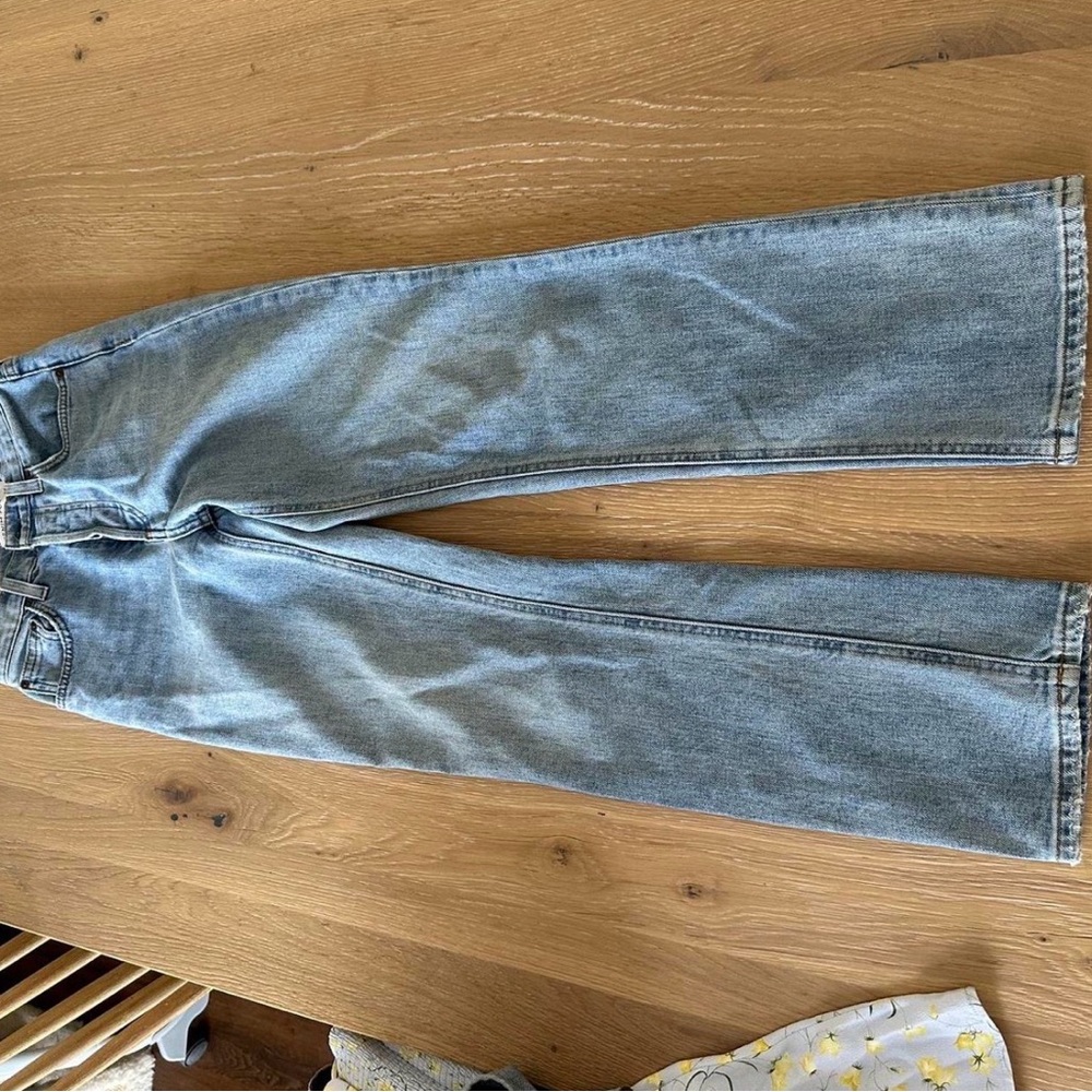 Aritzia Light Wash Straight Leg Jeans